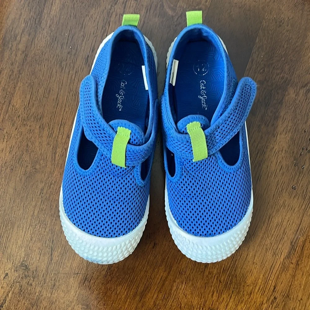 Cat & Jack Sz 12 Water Shoes